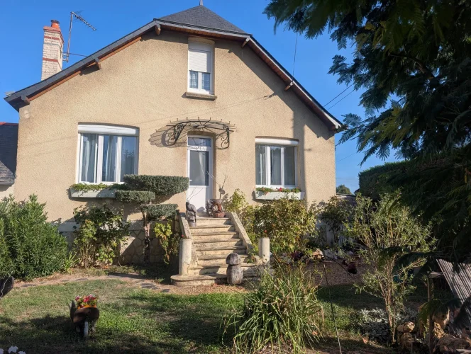 House with Garden, Garage and Outbuilding Near Shops
