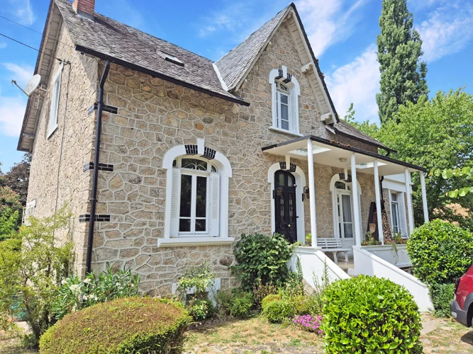 Correze. Argentat-Sur-Dordogne. Beautiful House of 4 Bedrooms with Garage and Gardens of 3185m²