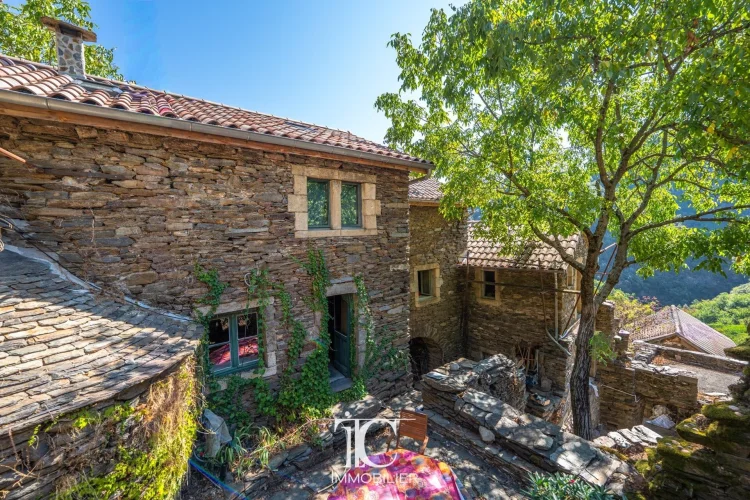 18TH-Century Hamlet Stone House – 100 m² of Living Space – 4 Bedrooms – 340 m² of Land – 25 Minutes from Les Vans