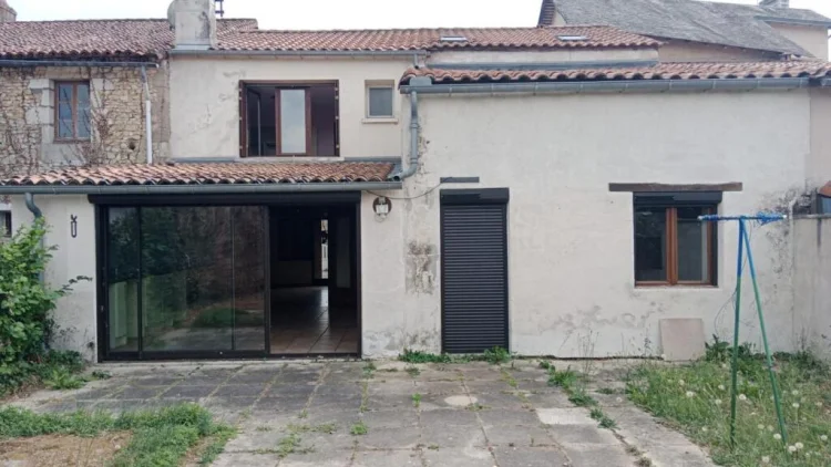 For Sale, Three Bedroom Town House with Balcony and Small Garden photo 2
