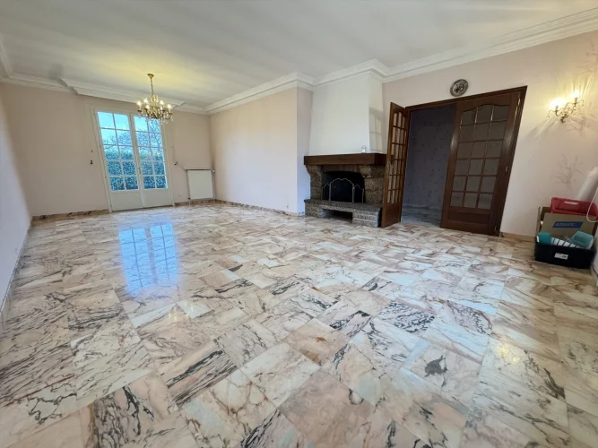 Single-Story Villa with Semi-Underground Basement photo 3