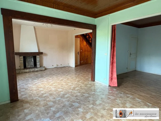 Village House in Need of Cosmetic Updating photo 4