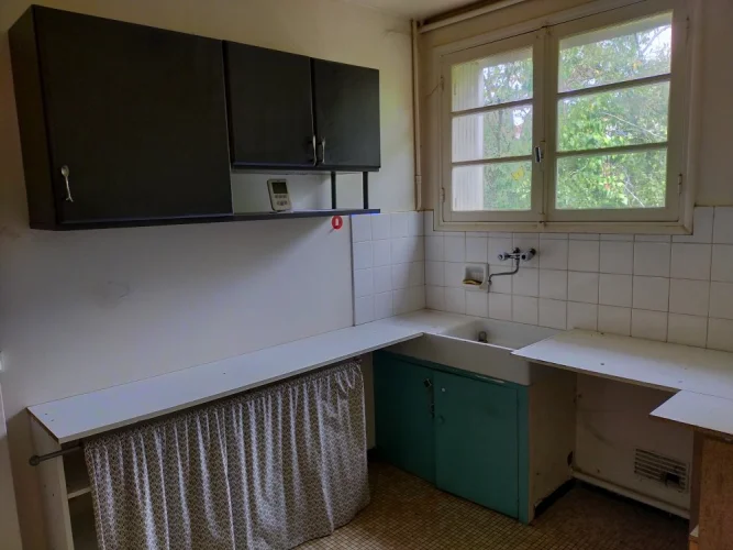 House on One Floor to Fully Renovate on a Fenced Plot of 400 m² Close to all Shops photo 5