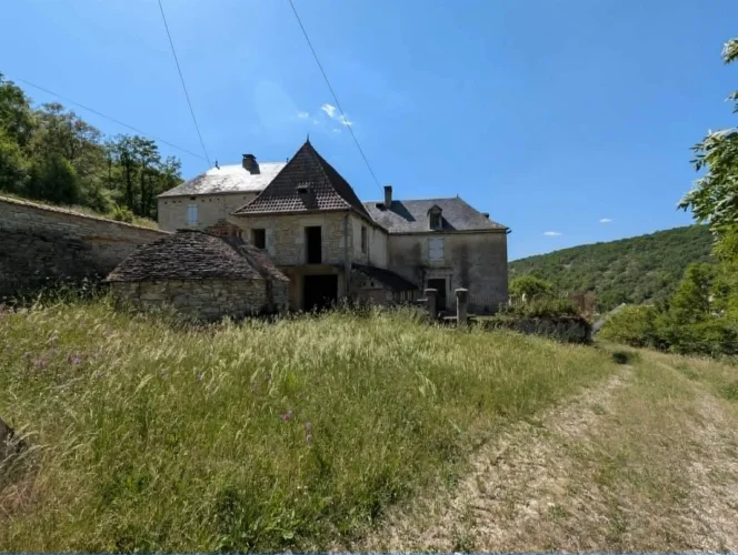 Arthurimmo Gourdon Offers for Sale this Magnificent 441 m² Estate on 5 Hectares of Land. photo 2