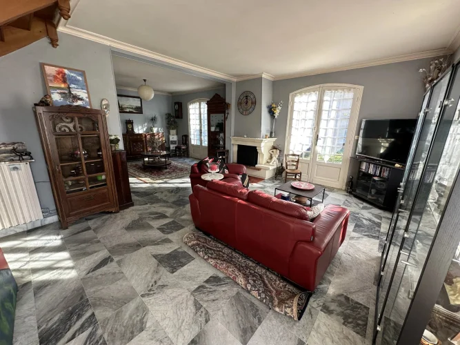 Charming 6-Bedroom Property with Park, Pool and River Access photo 3