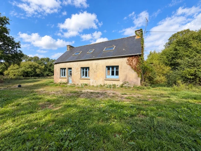 Detached House to Renovate Near Kergloff