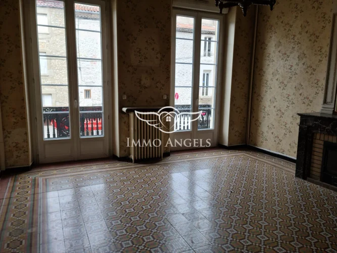 Bourgeois Building with Elevator, 400 m² Usable, P photo 4