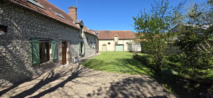 For Sale 10 Minutes from Beaumont du Gatinais Stone House photo 3