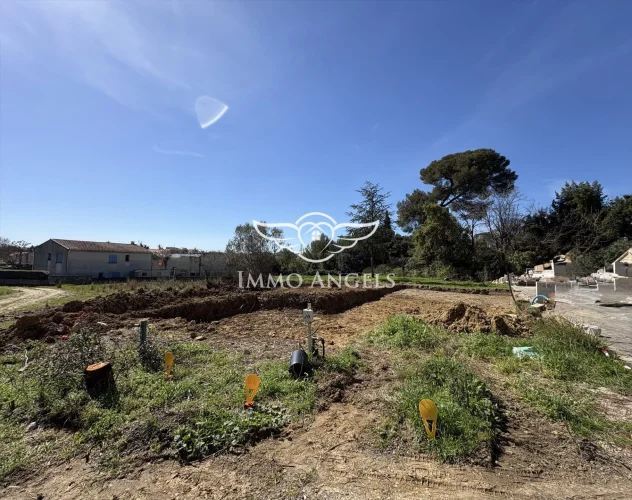 Rare 290 m² Buildable Lot in the Heart of a Sought-after Area photo 2