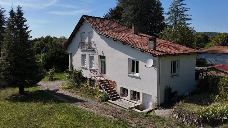 Discover this Spacious 1960s House with Great Potential, Located Near the Center of Le Bugue and the Vézère River, with …