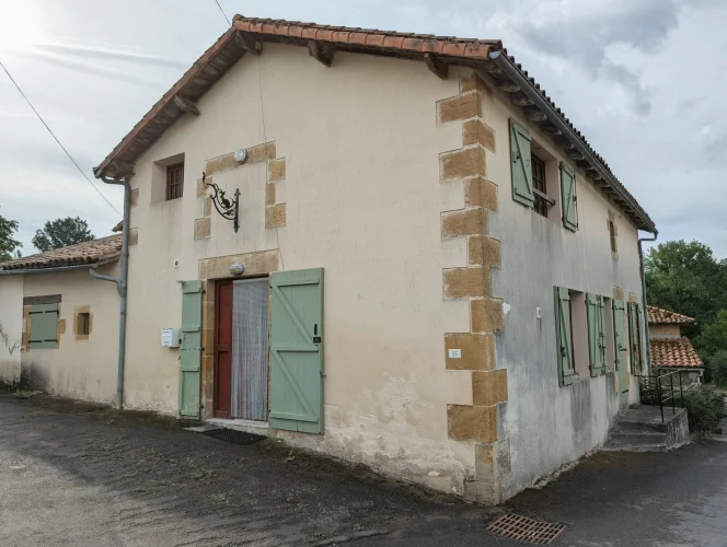 Charm & Comfort: House with Separate Garden and Authentic Br