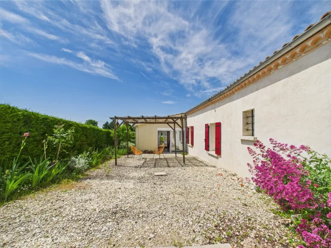 Lovely Single-Storey House with Large Garden Close to a Beautiful Bastide photo 2