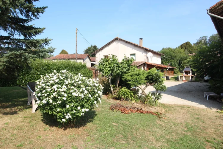 Four Bedroom Detached House with Barn, Heated Pool and Garden with Views.