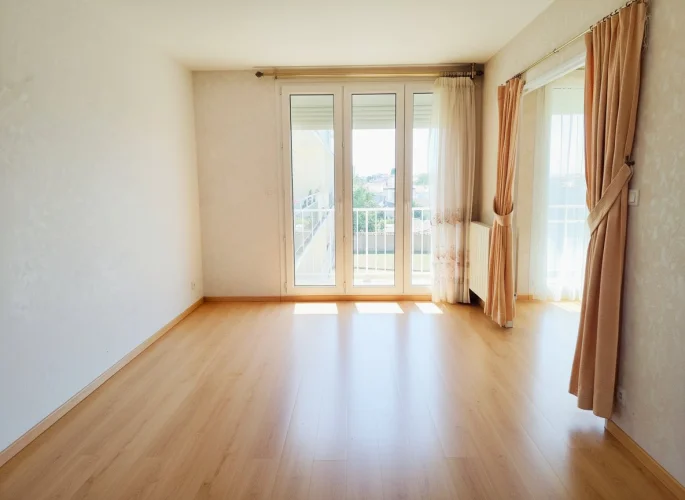 Spacious T4 Apartment of 73.2 m² with a Continuous Balcony + Cellar — Champlain District photo 2