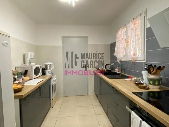 Carpentras Superb Garden Level in a House of 2 Lots, Parking Terrace. photo 4