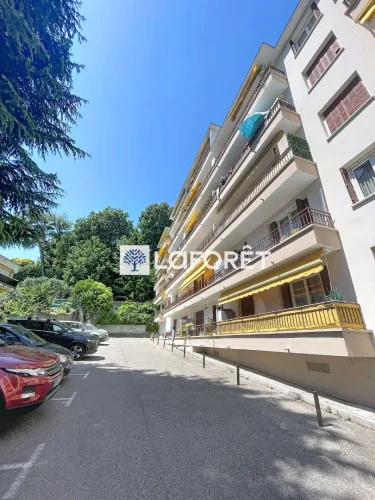 Spacious 3-Room Apartment in a Quiet Area in the Heart of the City
