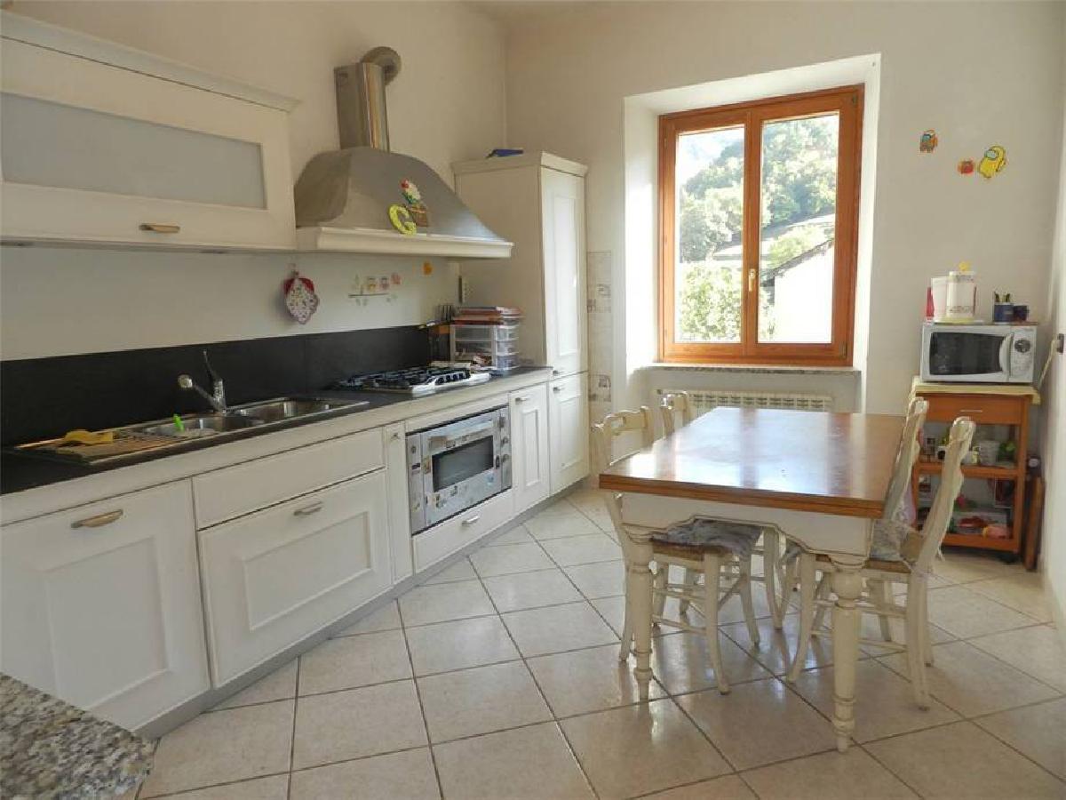 Property in Isola Del Cantone