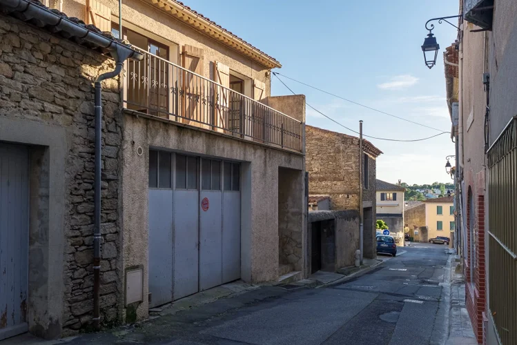 Carcassonne - Conques S/ Orbiel House to Renovate T4 191m² (107m²) with Patio, Terrace, and Large Ga photo 2