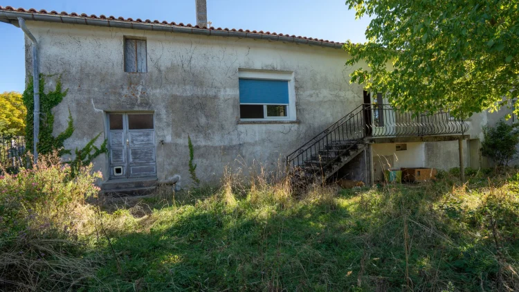Village House of 138 m² to Renovate with its Garden of Approximately 350 m² photo 4