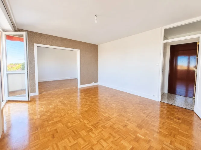 Beautiful 3-Bedroom Flat with Garage in Excellent Condition photo 3