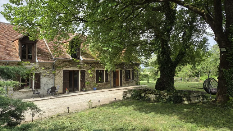 Spacious 4-Bedroom Country House with 1 Hectare, Double Garage and Pond - Habitable Project with Excellent Potential
