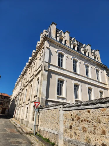 Incredible 2bed Apartment with River and Courtyard Views