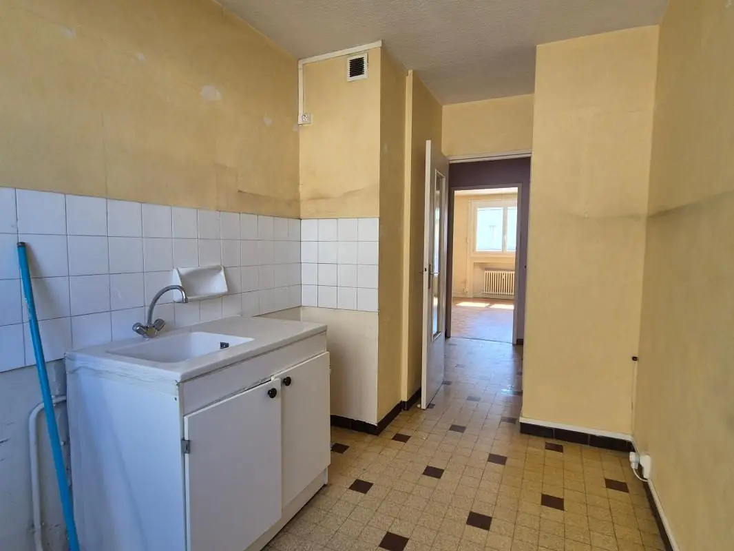 Apartment for sale in Le Chambon Feugerolles — 2 bedrooms, 53 m² photo 3