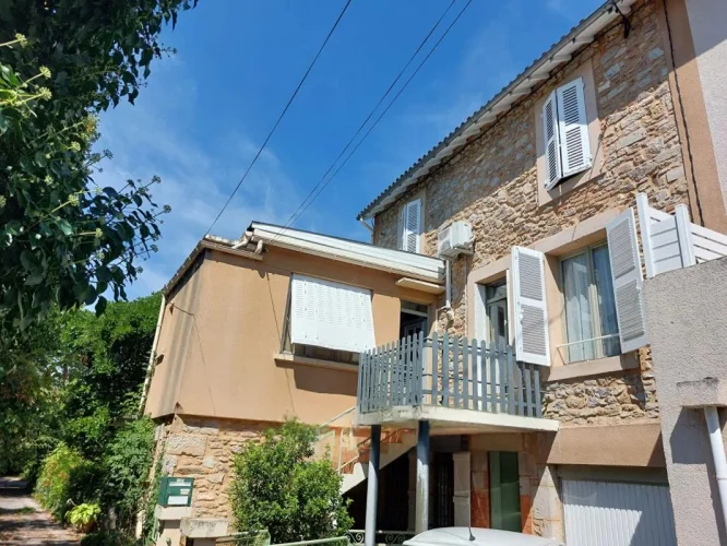 Lovely 2 Bedroom House Close to Town