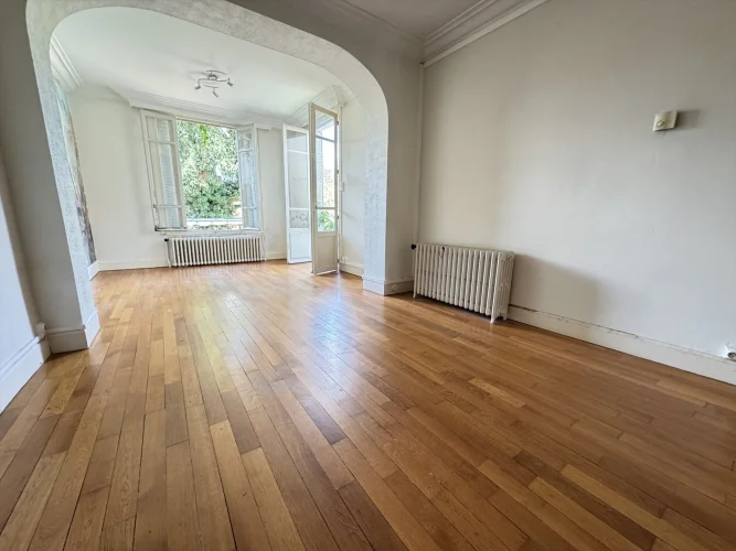 Charming 1930s House with Plenty of Potential photo 2