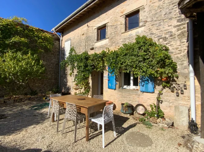 Superb Renovated Charentaise Farmhouse with Adjoining Gîte and Beautiful Barn in a Haven of Peace photo 2