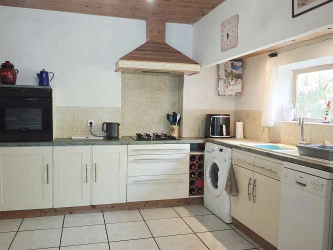 Detached 3-Bedroom Home with Large Garden – Walking Distance to Amenities photo 4