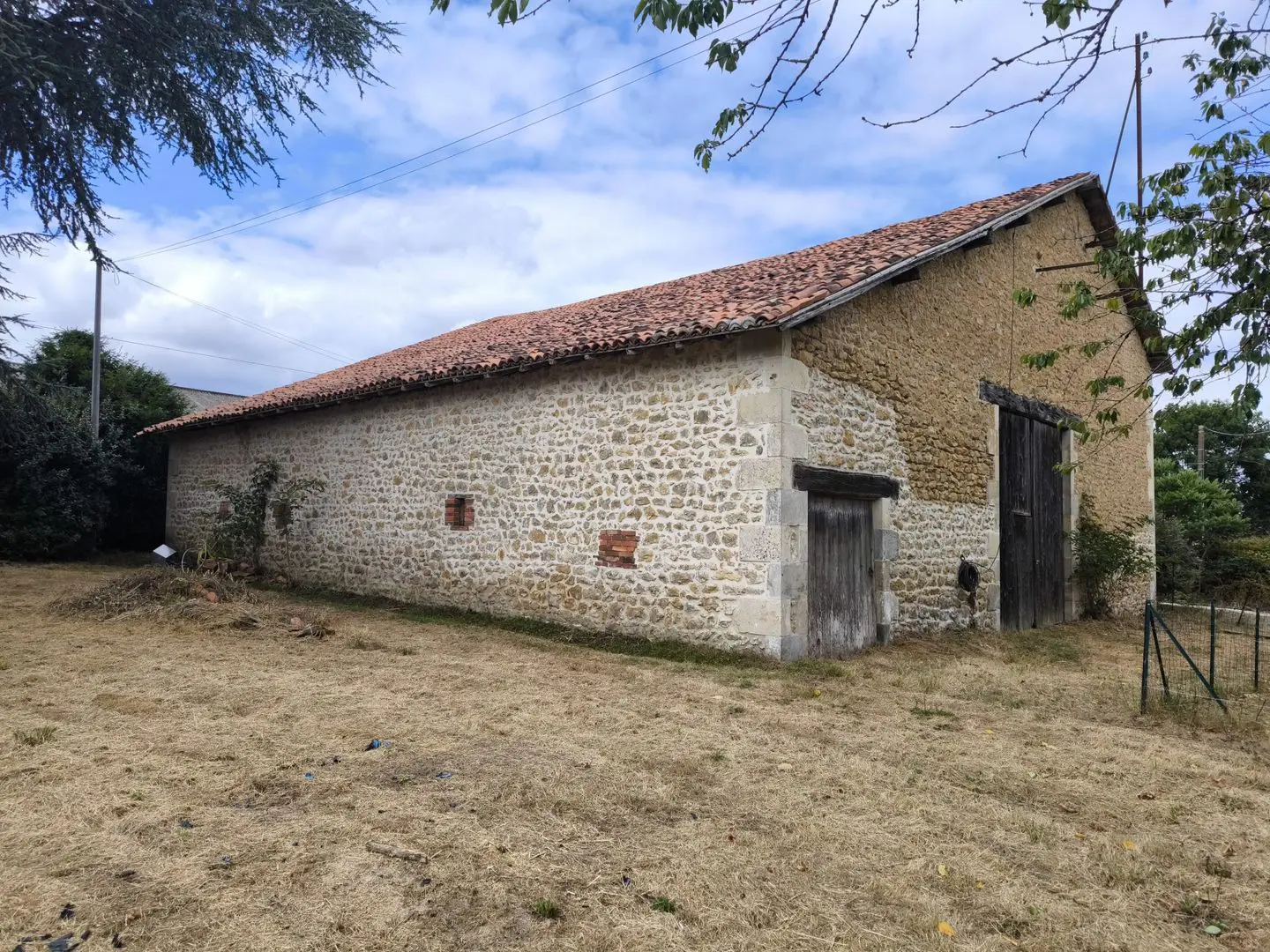 House for sale in Alloue — 1 bedroom, 220 m²