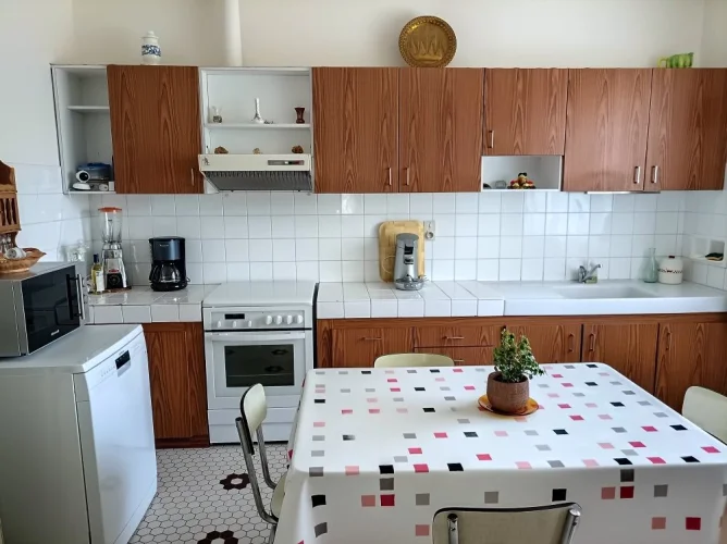 Discover this Pleasant Semi-Buried House on a Lovely Tree-Lined Plot of 2,243 m², Fenced photo 4