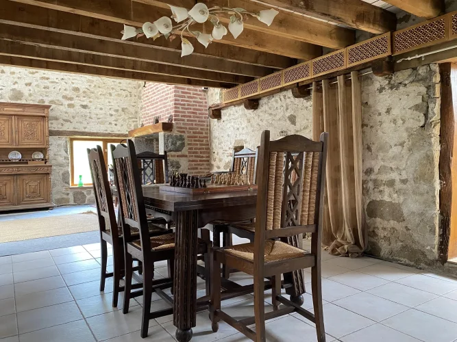 Beautifully Renovated Barn with Character and Exceptional Living Space photo 4