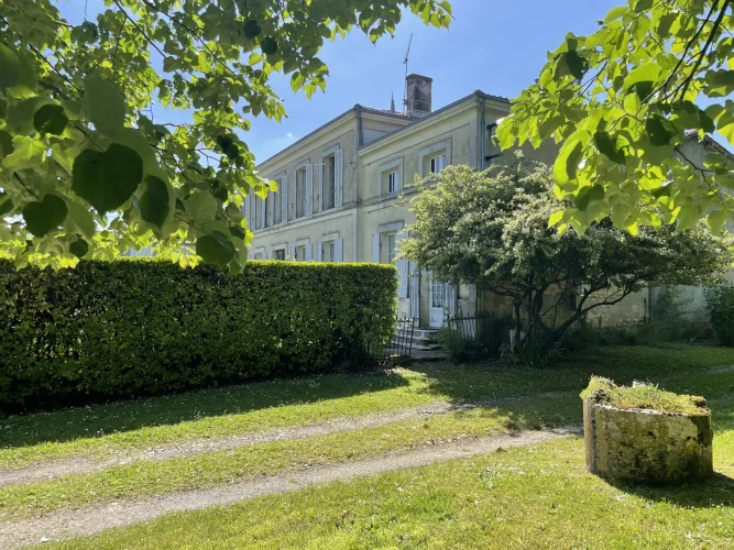 Charming French Masion De Maître with Endless Potential photo 2
