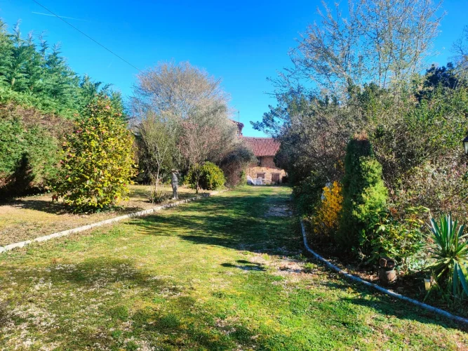 Charming 2-Bed Stone Village House with 8,500 m² Garden, Oradour-Sur-Vayres photo 3