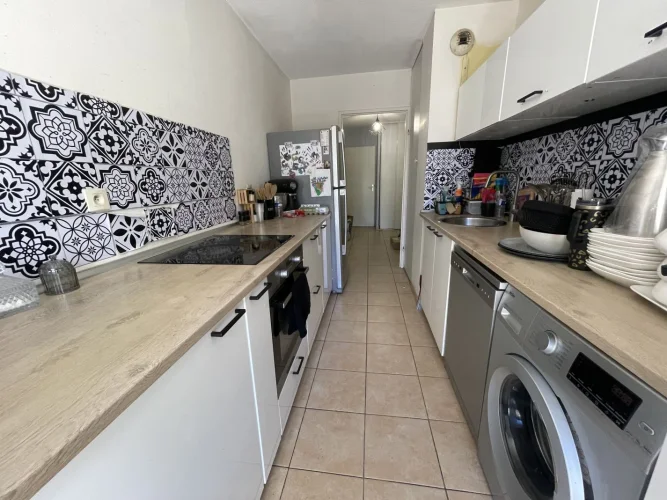 2 Bed Apartment for Sale in Marseille photo 4