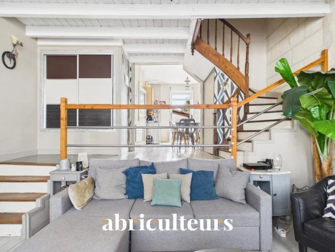 Townhouse of 90 m² with Courtyard for Sale in Saintes (17100)