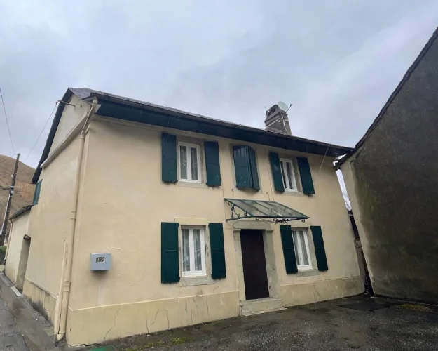 Special Investors - Charming Little Village House with Garden and Outbuilding - Letting 350 €