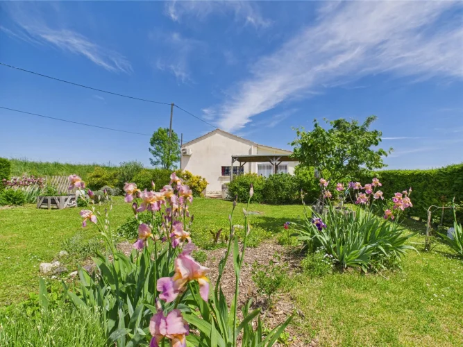 Lovely Single-Storey House with Large Garden Close to a Beautiful Bastide