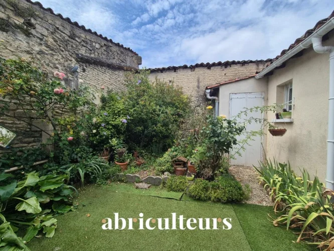 Townhouse with Courtyard and Conservatory for Sale in Cognac (16100)
