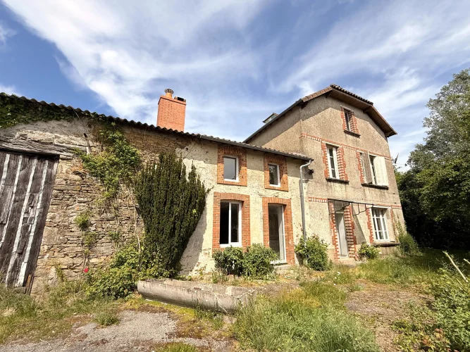 Village Property with 3.4 Hectares, Barn and Pool