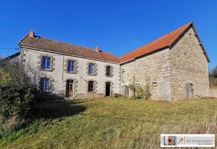 Charming Farmhouse to Renovate on more than 13.000m² of Land.
