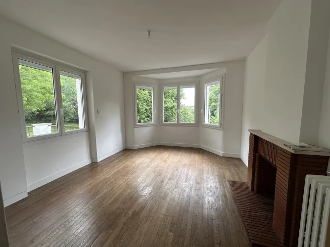 Large House Within Walking Distance of all Facilities and Schools photo 3