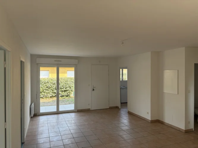 House T3 with Private Garden for Sale in Etauliers - Free of Occupants! photo 2