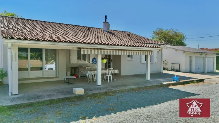 Single-Storey House with Double Garage and Outbuilding. photo 5