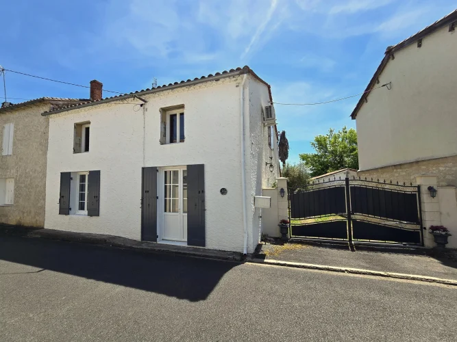 Beautifully Renovated 4-Bedroom Home with South-Facing Garden and Vineyard Views