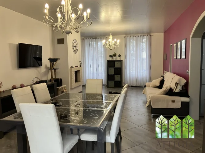 Spacious 5-Bedroom Townhouse with Courtyard, Outbuildings and Private Parking photo 2