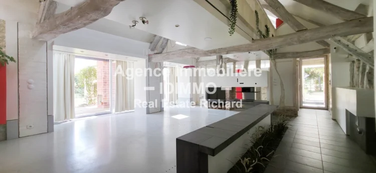 Exclusively, a True Jewel in Architect-Designed Style photo 5