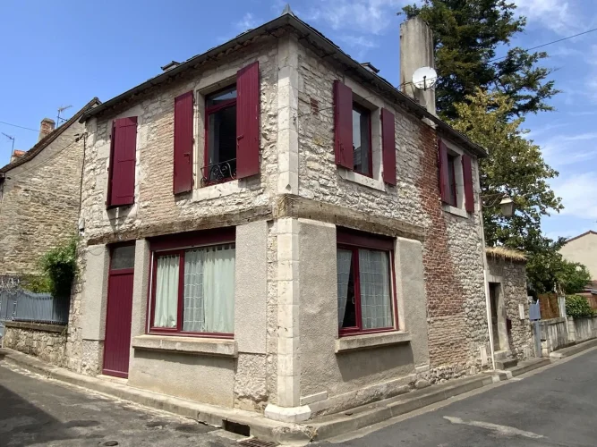 Gramat Center – Stone House of Character with Pleasant Courtyard, Shops on Foot.